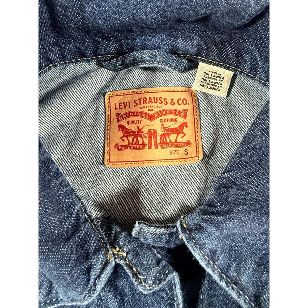 Levi's Women's  Shrunken ' 90s Trucker Jacket Dark Blue Size Small - Picture 3 of 11